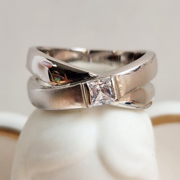 Vintage Estate Owned 18K GE Minimalist Ring Size 8 - Picture 1 of 11